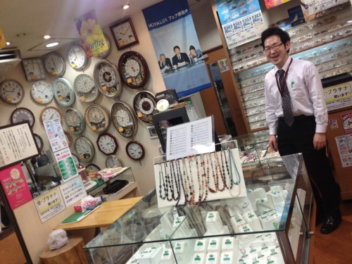 たくさんの時計やジュエリーが並ぶ小阪時計店