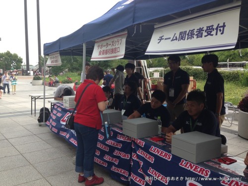 ライナーズブースでは広報さんが「気温も暑いですが、試合も熱くさせますよ！」と気合の入った言葉。
