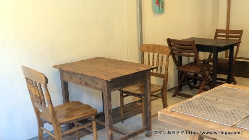 店内にはカフェスペースも。木製のテーブルとイスで、パンのイメージとぴったり。