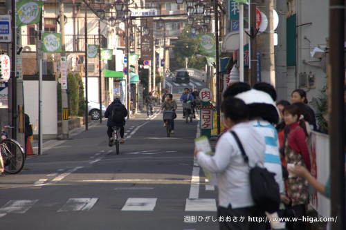 いつもどおり、自転車が行き交う八戸ノ里商店街で、MAP配布スタート！！