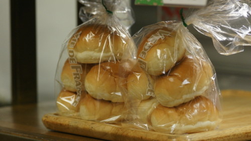 週ひが代表前田の写真。ロールパンを美味しそうに。