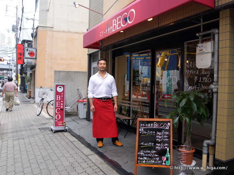 お店の前で立つキムヨンデさん。「肉を摂取するノウハウ」に基づいたお店だ。
