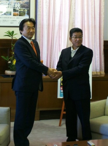 松井大阪府知事と握手する野田市長