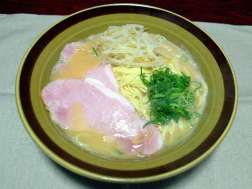 東大阪の最強スープと門真の極上中華麺の絶品コラボ。ハムは冷蔵庫にあったので。