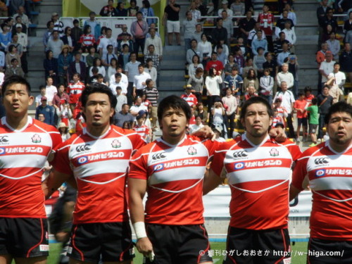 君が代斉唱。木津(中央)も代表選手の顔になりました。