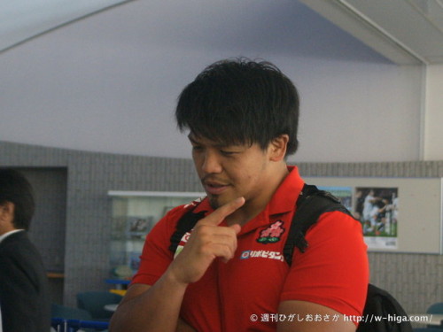 試合後、記者から質問を受ける木津。