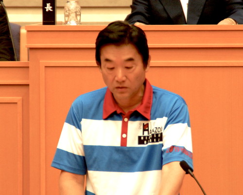 なにごともなかったように、本会議を進行する野田市長。