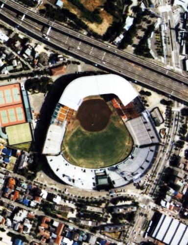 阪神甲子園球場 上空からの撮影（1985年、ラッキーゾーンが確認できる）。国土交通省 国土画像情報（カラー空中写真）を基に作成