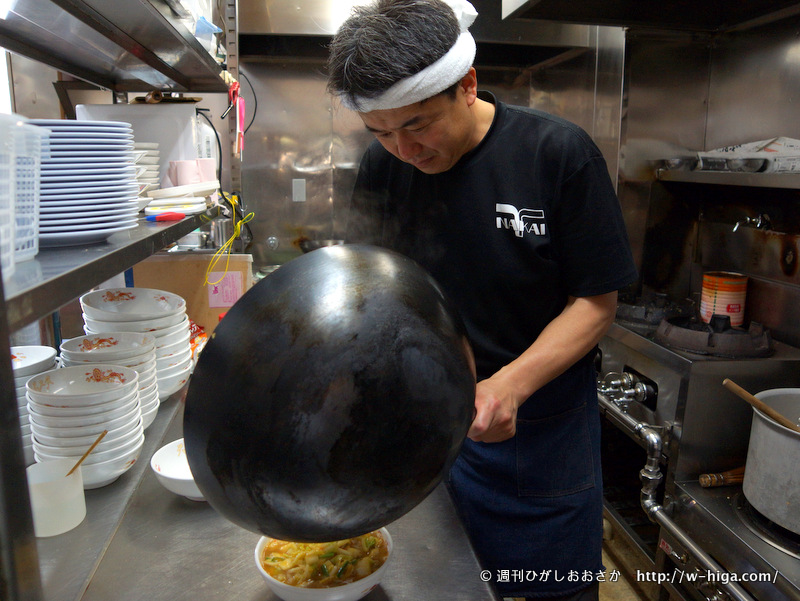 でっかい中華鍋を自在に操る田中さん。熟練工の手つきです。