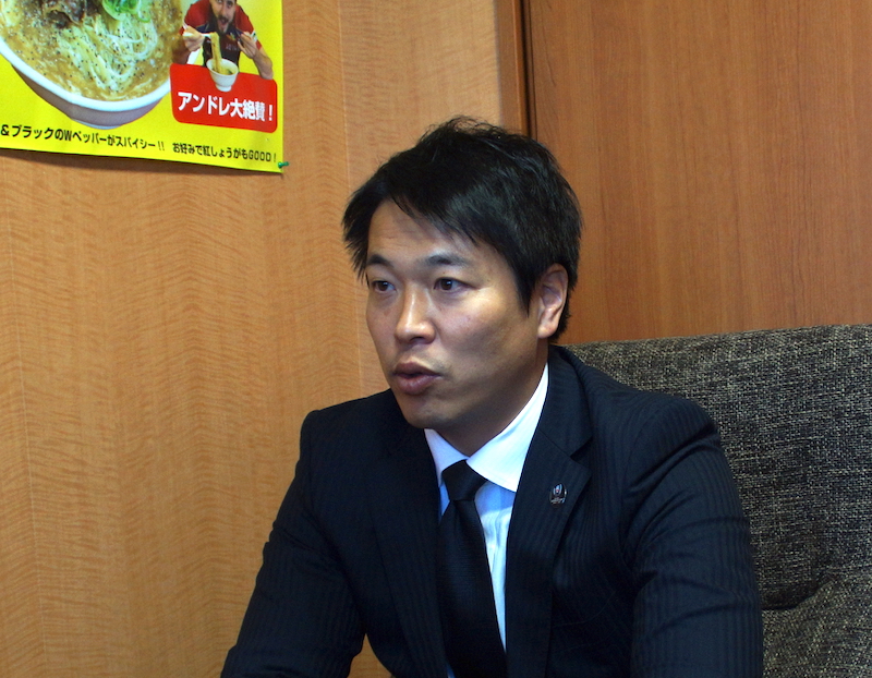 振り返りながらも、来季に向けて展望を語る坪井監督。