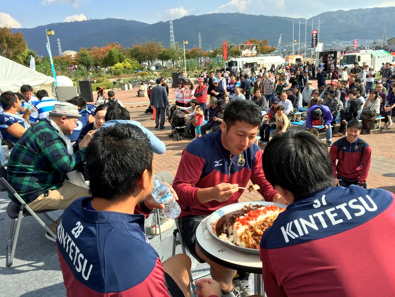 モンスター級「東大阪ラグカリー」フードバトルで大熱狂！優勝は近畿大学アメフト部