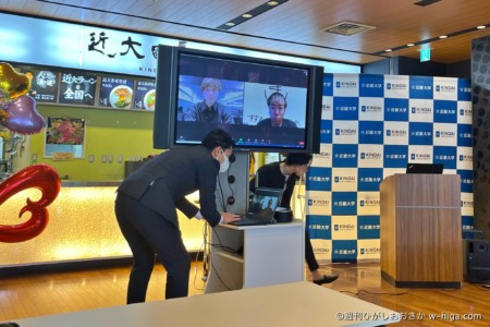 Zoom参加の2人が登場する図はディストピア感たっぷり。