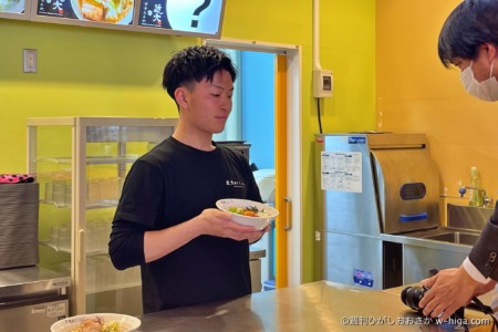 取材に答える村上さん。これからもニュースをいっぱい作って欲しい。