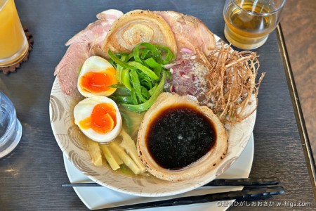 一番人気の「スペシャリティ(830円)+特(250円)」。絶妙な価格戦略。