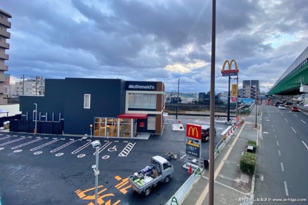 工事に入る前は、ドライブスルーに入る車でよく中央大通りが渋滞していました。