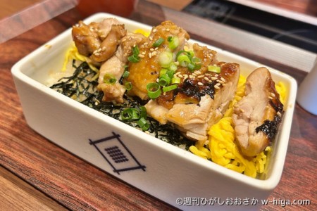 焼き赤鶏重。ランチもちゃんとおいしい。