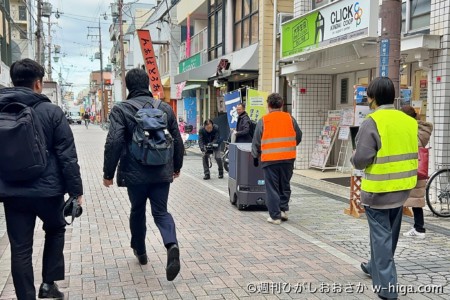 学生は少なかったが、メディアや見学者が多数いてそこそこ賑わう。