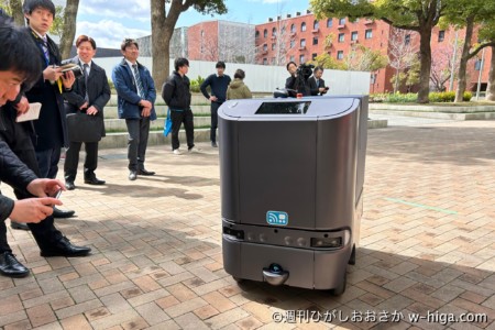 青いマークは、法改正でできた「遠隔操作型小型車」の証。