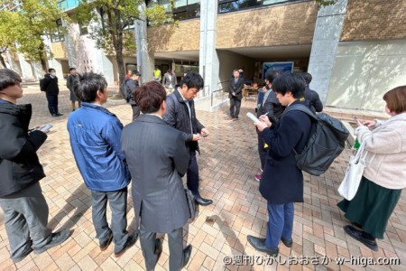 たくさんのメディアの前で事業の解説をする古殿教授(奥)。