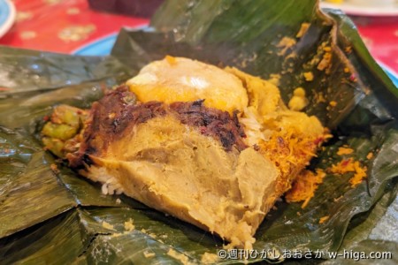 バナナの皮を開けると、ライスや玉子やその他具材。