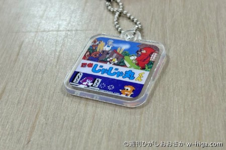 チェーン穴に、ゲーム内映像をあしらったストラップが着いているのもにくい。