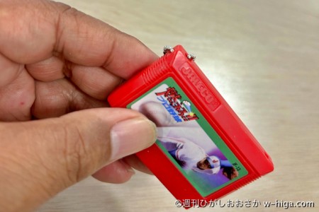 「JARECO」のロゴの刻印。ファミコンカセットはメーカーごとに個性があった。