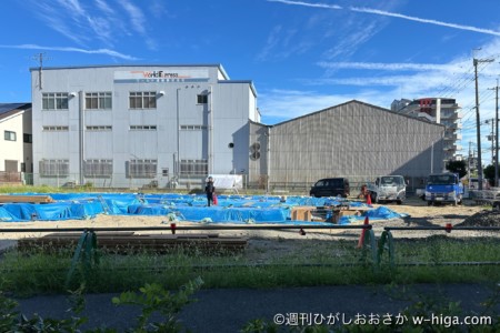 青いシートにかけられた辺りが基礎工事?しらんけど。