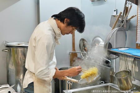 麺を茹でる岡さん。