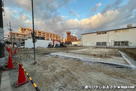 お店を南側から。めっちゃ広い敷地が余っているように見える。
