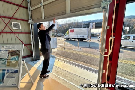 交差点側のシャッターを開けてくださる江里口店長。