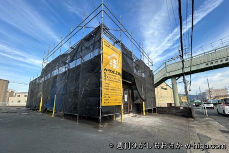 駐車場入口(北西)から。思いっきりリフォーム途中。