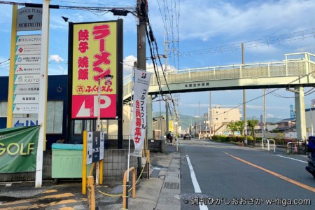 北西から南東に。左手の青い建物。