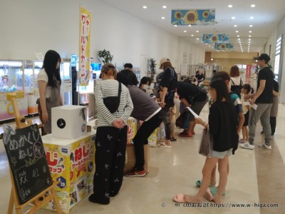 会場はフレスポ東大阪2階ユニクロ前にて。