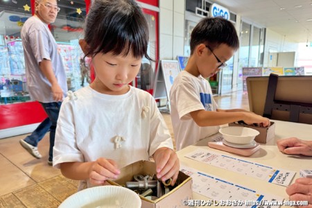 箱の中からねじを取り、350gを当てる「ねじ計り」。